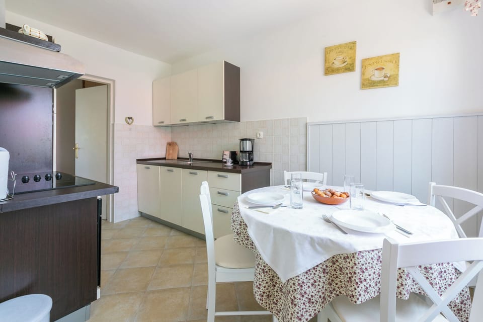 House | Private kitchen | Fridge, oven, stovetop, dishwasher