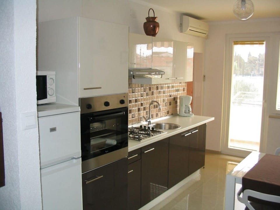 Apartment (A1) | Private kitchen | Fridge, microwave, oven, stovetop