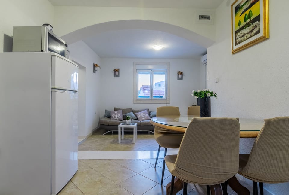 2 bedrooms, in-room safe, iron/ironing board, free WiFi