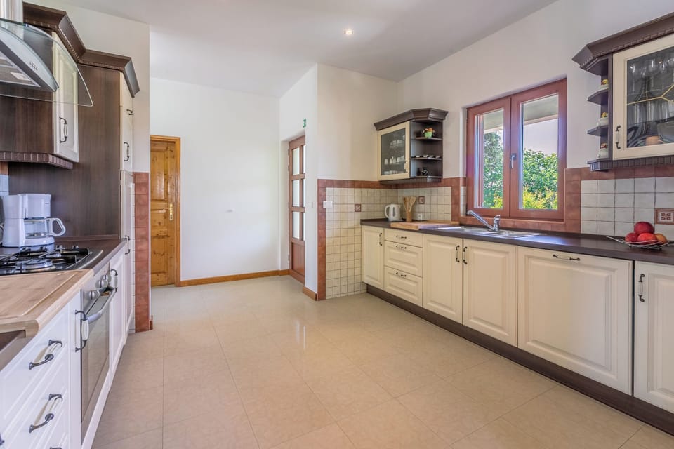 House | Private kitchen | Fridge, microwave, oven, stovetop