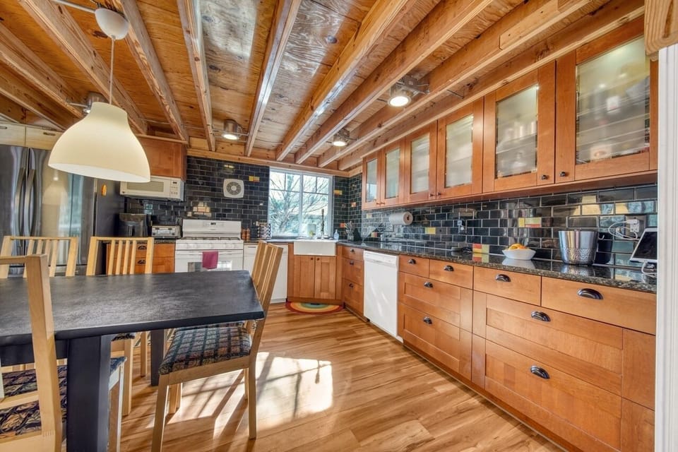 Two dishwashers make it easy for large groups! Brand new range/MW/Fridge