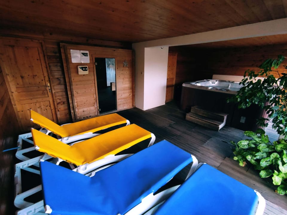 Indoor spa tub
