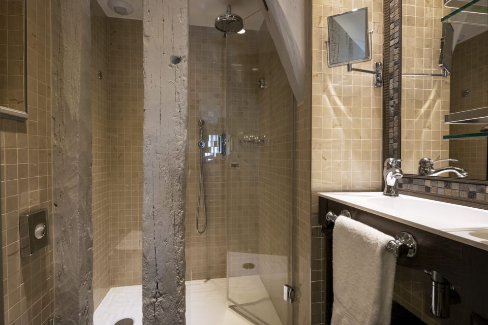 Classic room, SPA access | Bathroom | Shower, rainfall showerhead, free toiletries, hair dryer