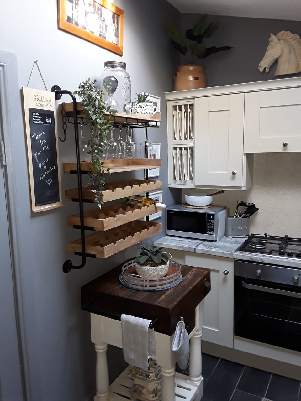 Deluxe Apartment | Private kitchen | Full-size fridge, microwave, oven, stovetop