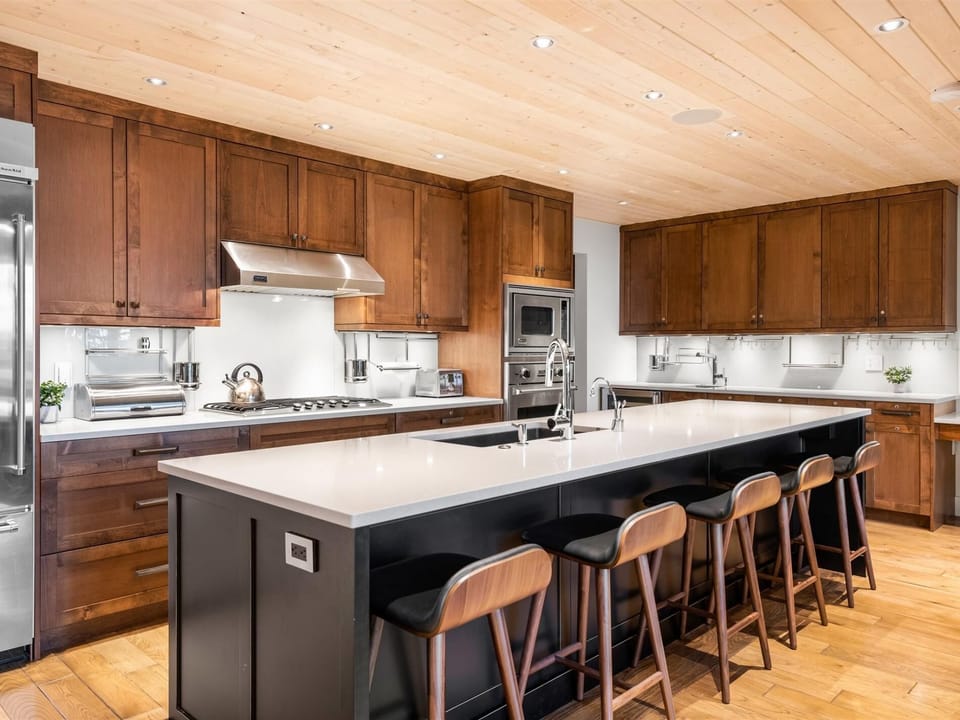 Modern kitchen, fully loaded with 5 seats at bar