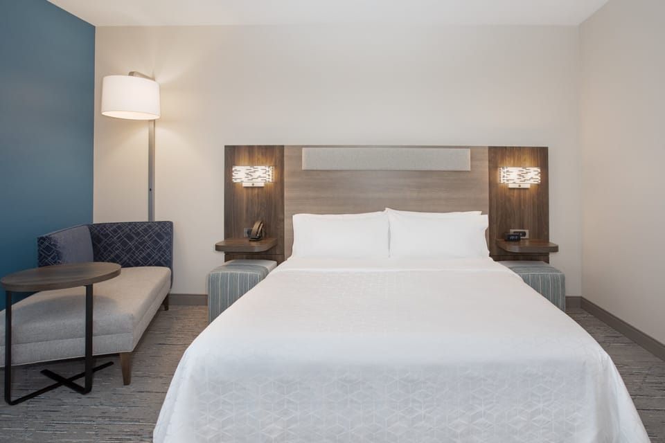 Standard Room, 1 King Bed, Roll-in Shower (Mobility Accessible) | Premium bedding, down comforters, pillowtop beds, in-room safe