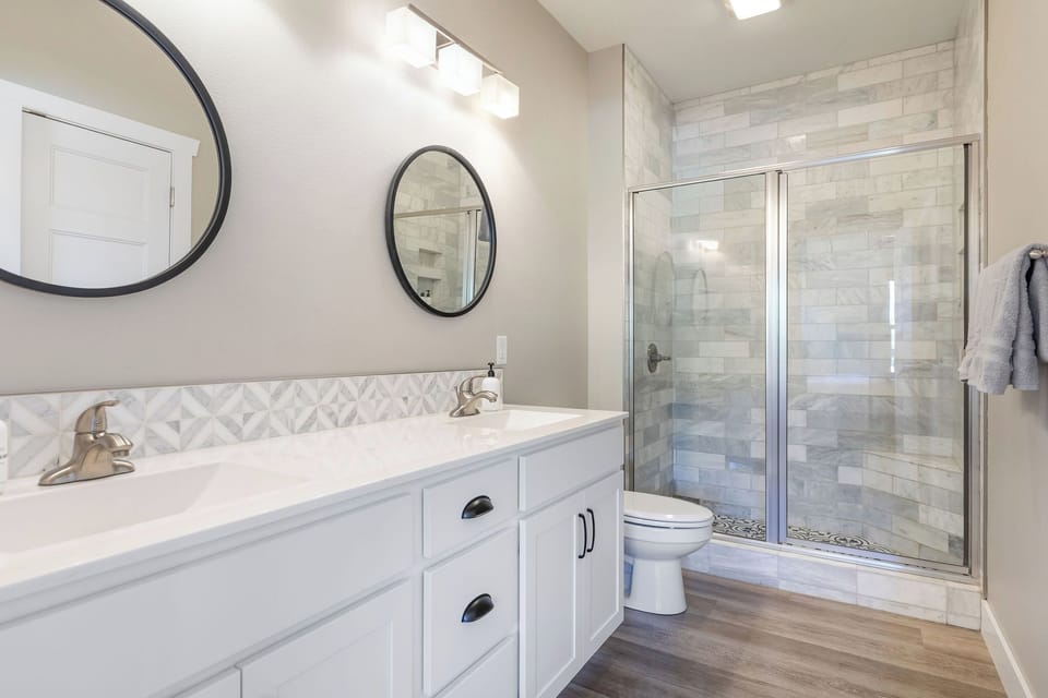 Attached ensuite bath #1