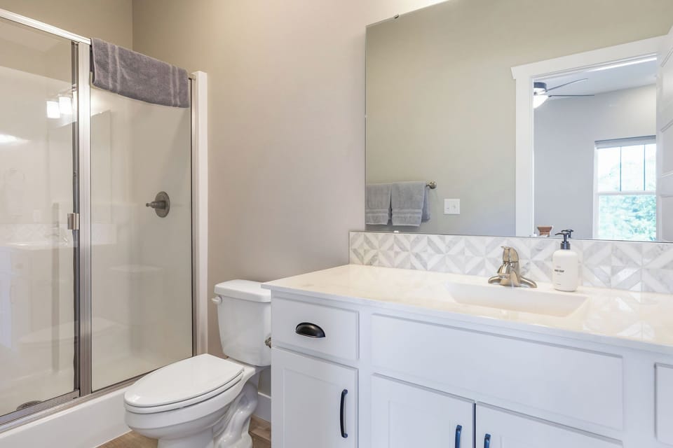 Upper level ensuite bath #4