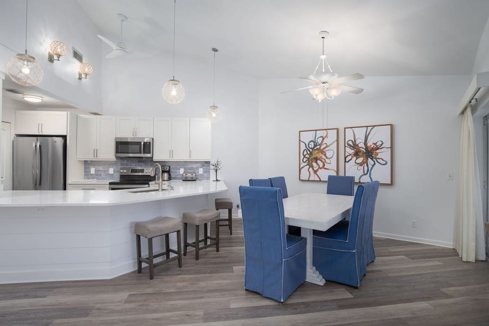 Dining Area w/ 6 seats