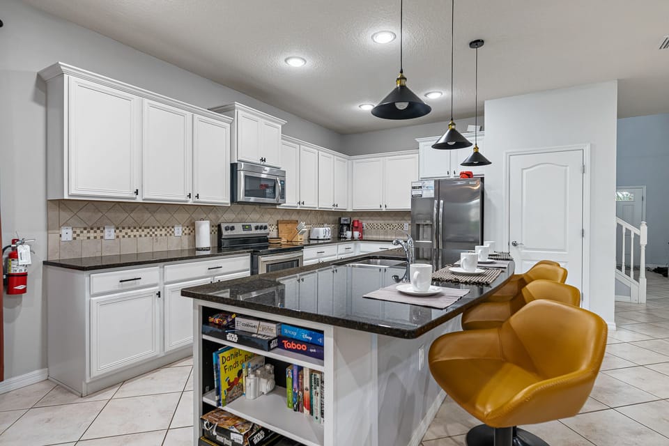 Fully stocked kitchen to meet all your culinary needs. New cookware 2023