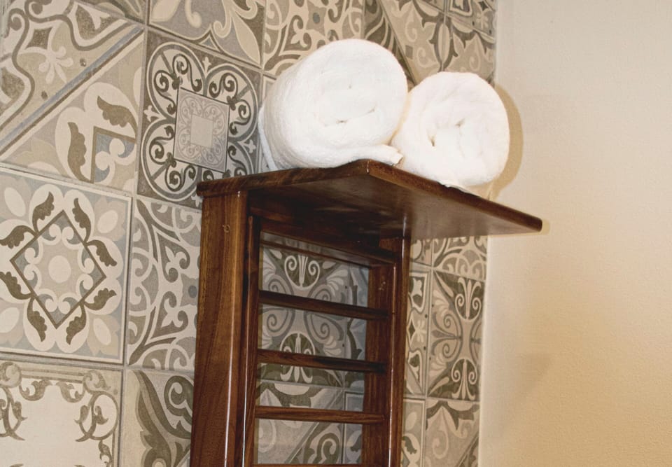 Classic Room | Bathroom | Shower, rainfall showerhead, free toiletries, hair dryer
