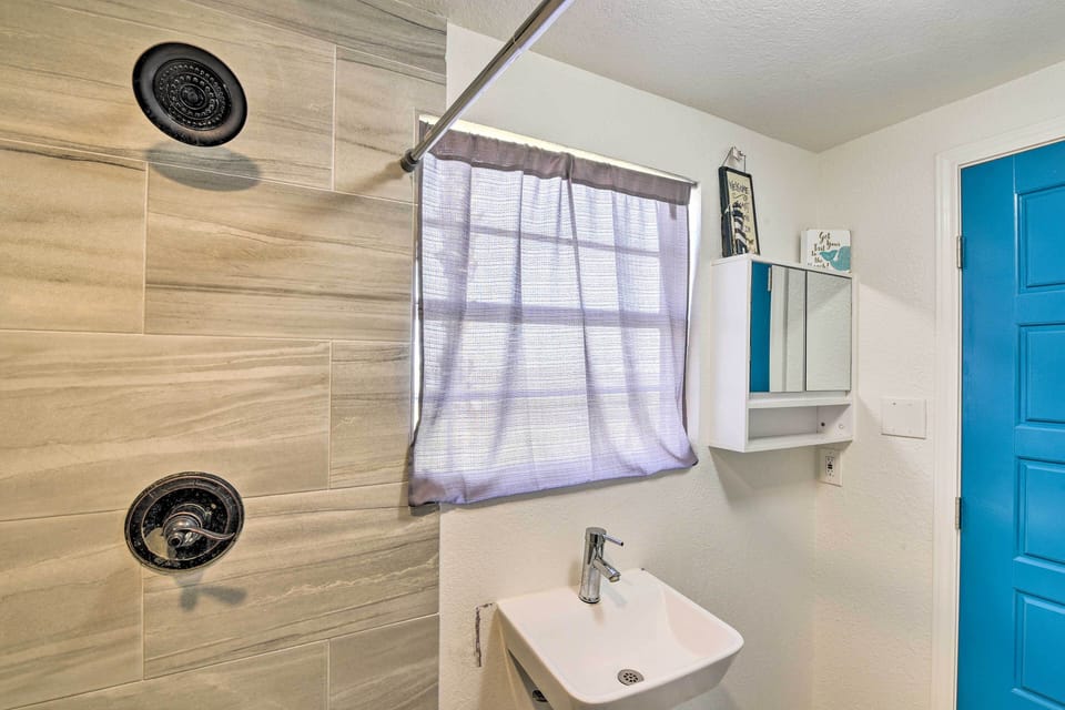 Full Bathroom | Towels Provided