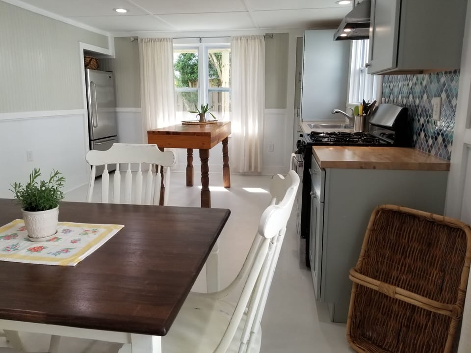 Dining area seats 4