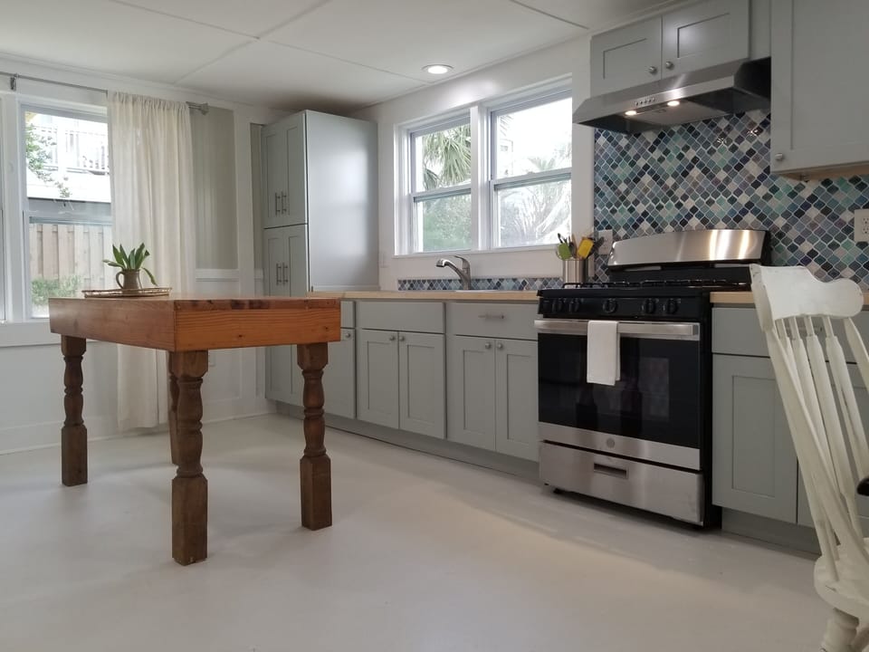 Well appointed kitchen w/brand new gas range.