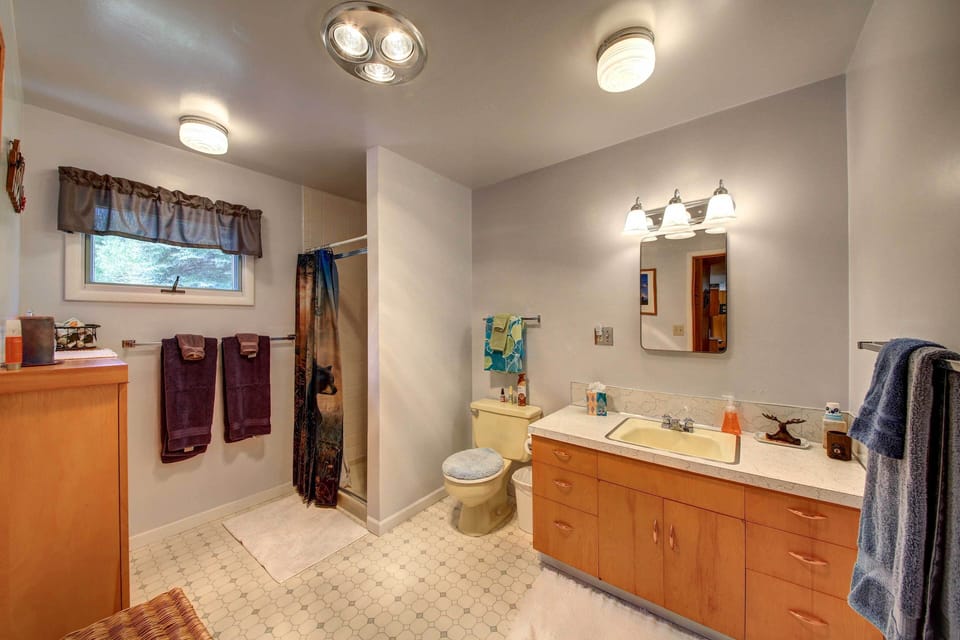 Full Bathroom | Towels Provided