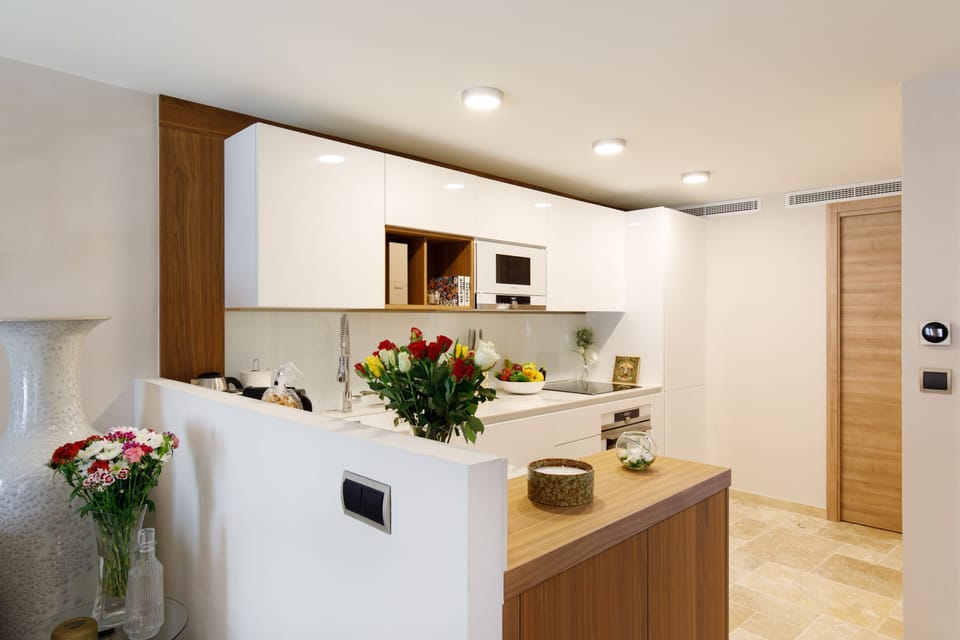 ~ The Kitchen with white marble - Maison Pantai ~ ABSOLUTY ANTIBES
