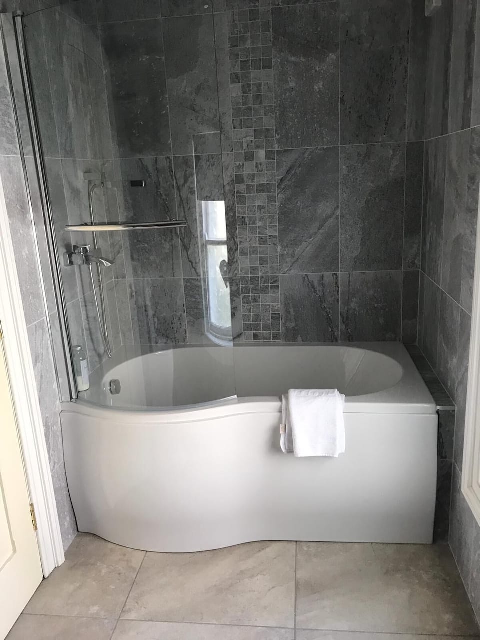 Apartment | Bathroom | Shower, towels, shampoo