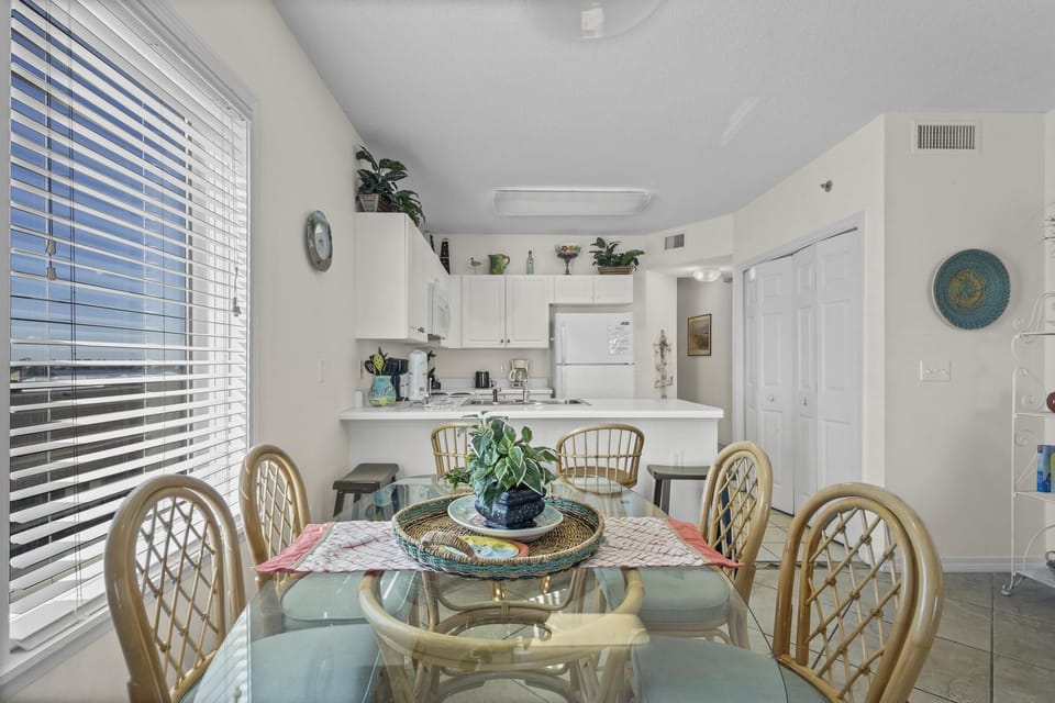 CB504 Dining Area
