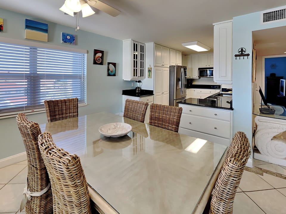 Dining Area Seats Six