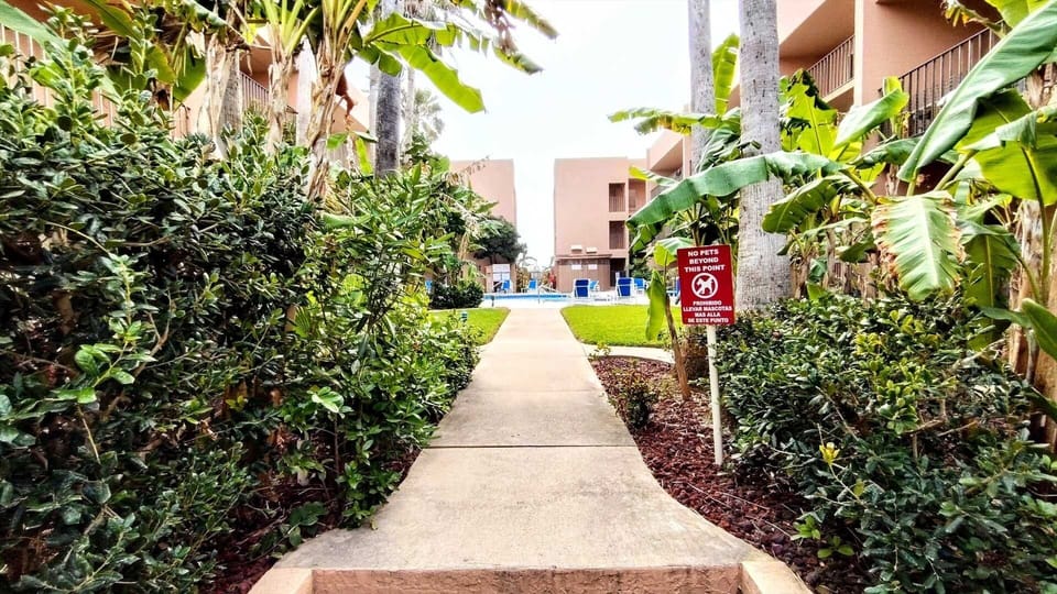 Condo, 2 Bedrooms | Property grounds