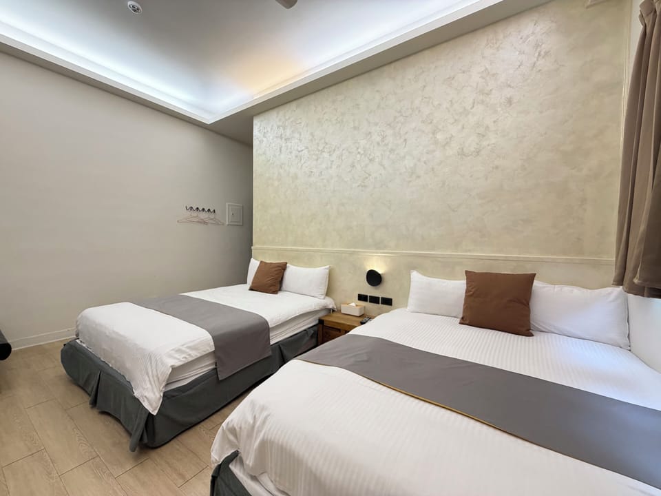 Standard Quadruple Room | Desk, WiFi (free), bed sheets