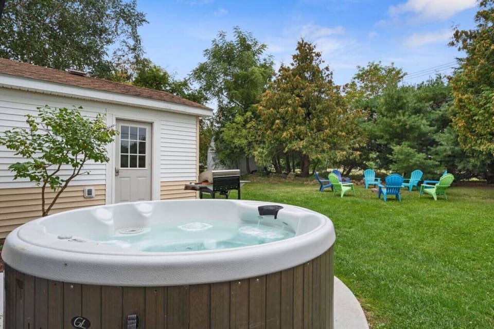 Hot tub (just steps from the door!)