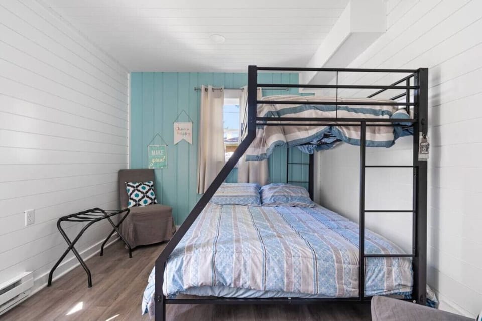 Second Guest Room (1 Twin/Full bunk)