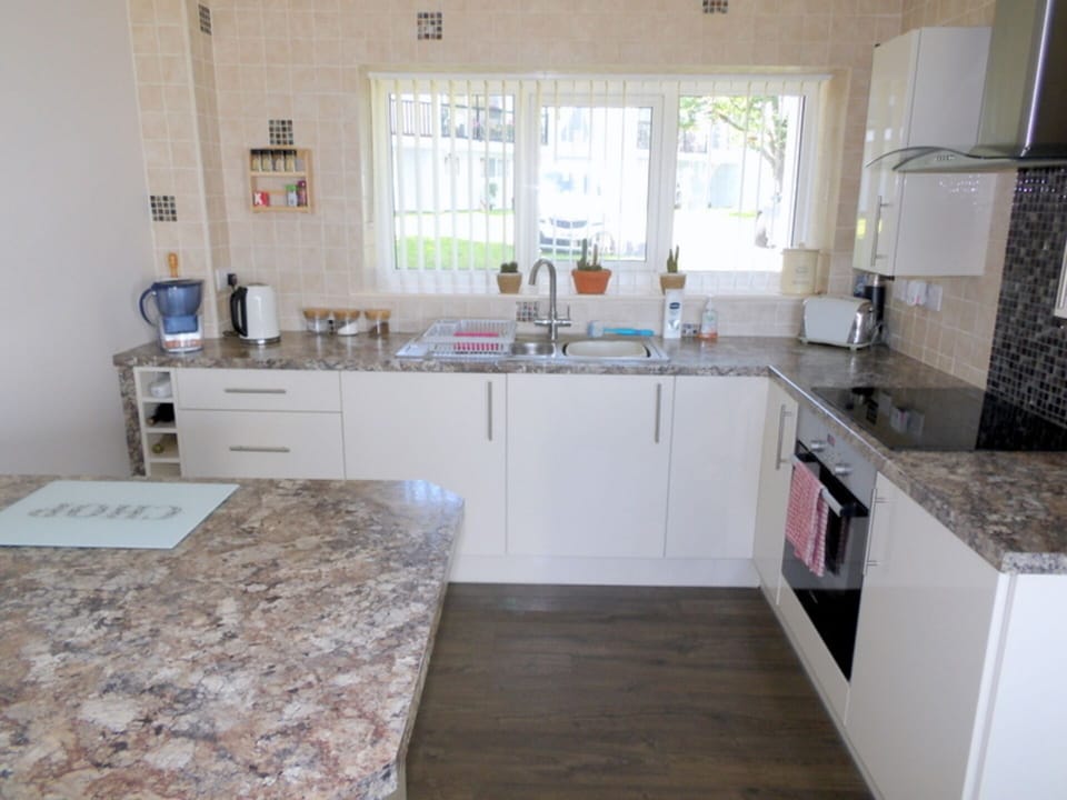 Cottage | Private kitchen | Fridge, microwave, oven, stovetop