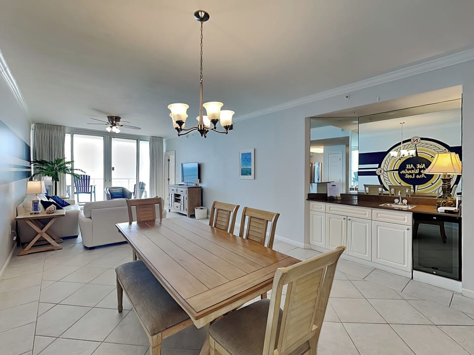Dining Area and Wet Bar - Seating for Six