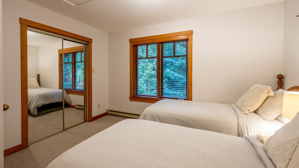 Upper Level - 2nd Bedroom With 1 King Bed Or 2 Twins Beds & Ensuite