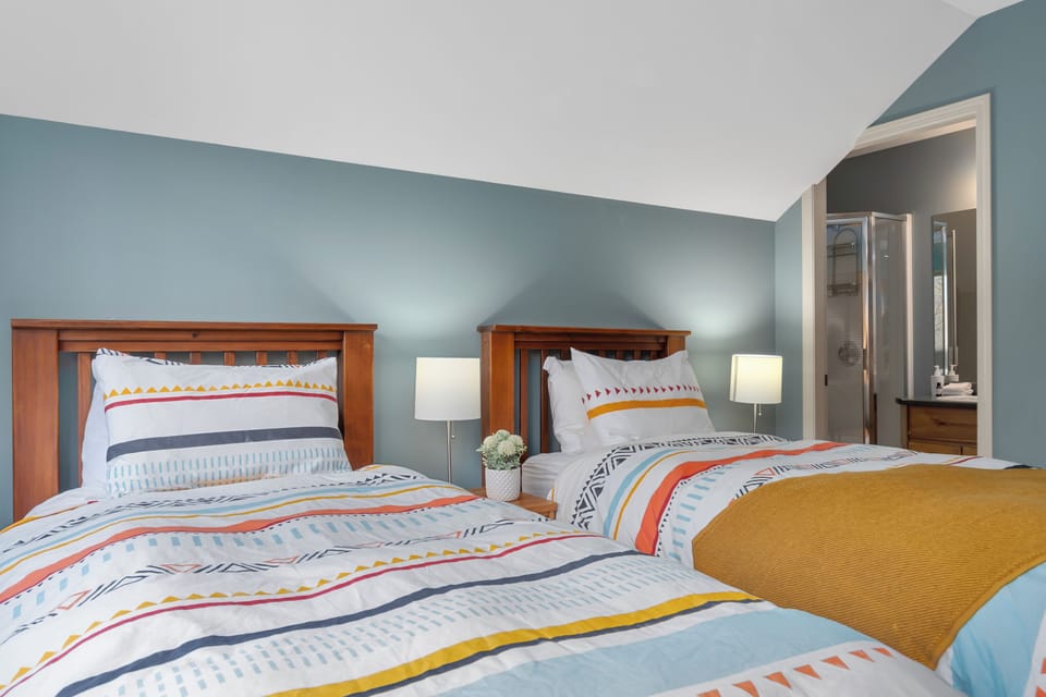 Upper Level - 2nd Bedroom With 1 King or 2 Twins & Ensuite