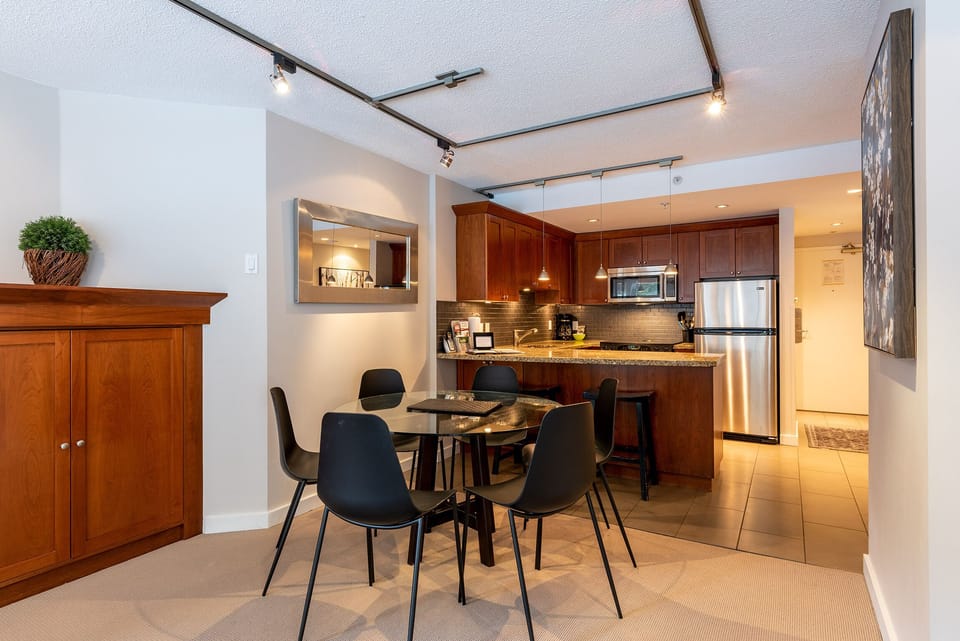 Dining Area & Kitchen