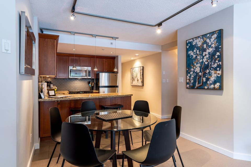 Dining Area & Kitchen