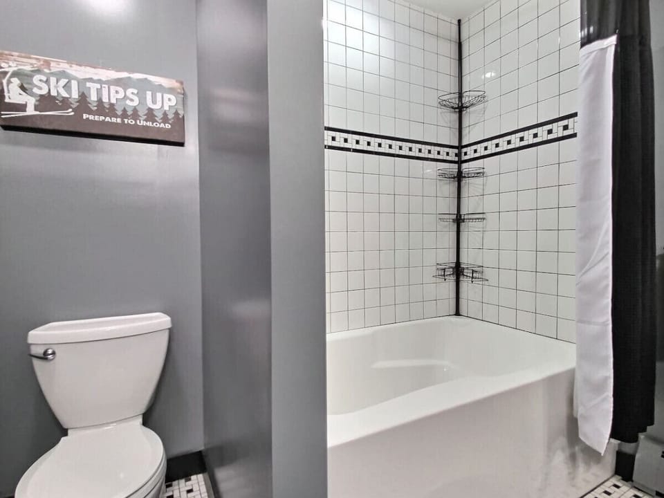 The master bedroom en-suit bathroom.