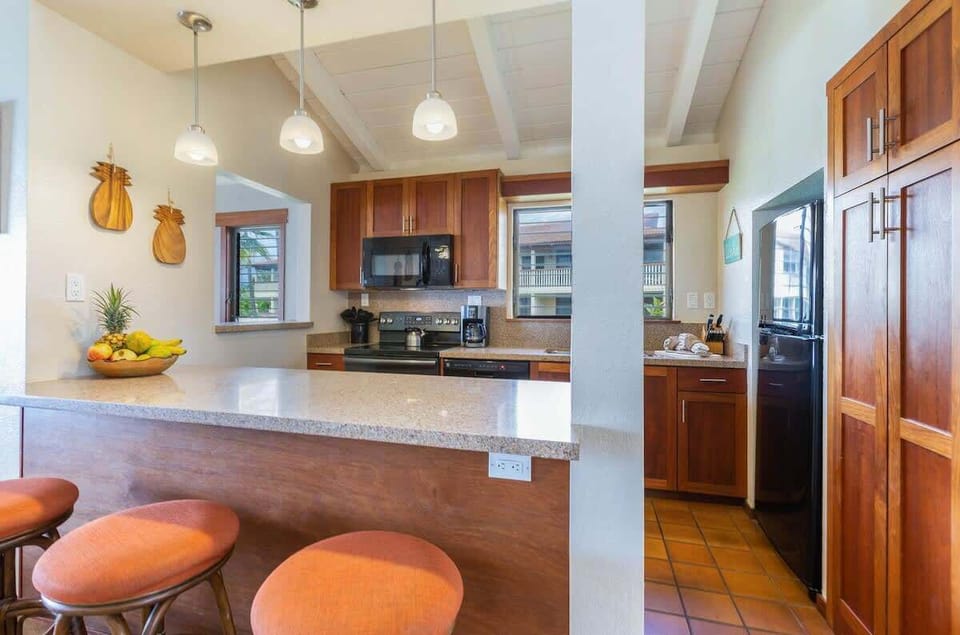Full kitchen with breakfast bar seats 3