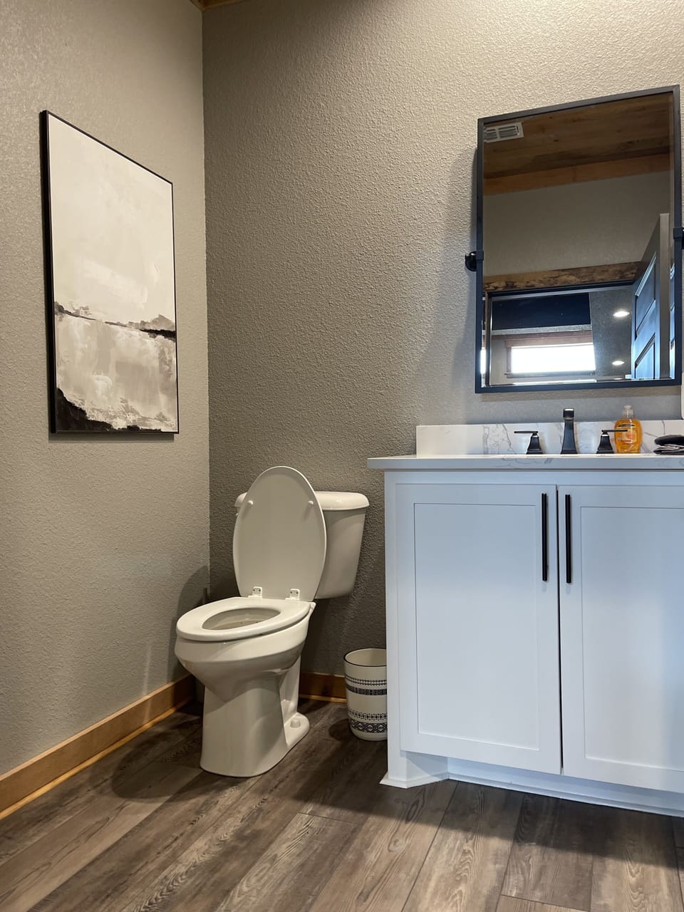 Guest 1/2 bath off the living room & kitchen 