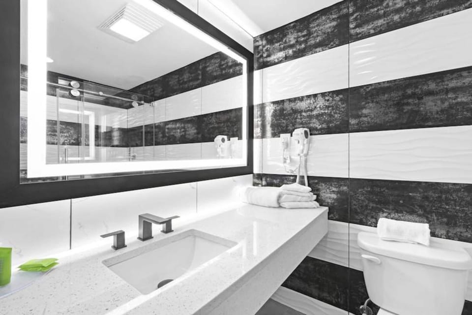 Luxury Suite | Bathroom | Rainfall showerhead, free toiletries, hair dryer, towels