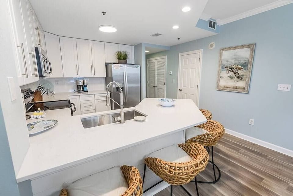 Kitchen with bar area