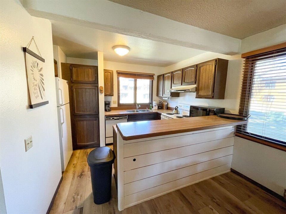 Wildflower 27- Kitchen and Bar Area