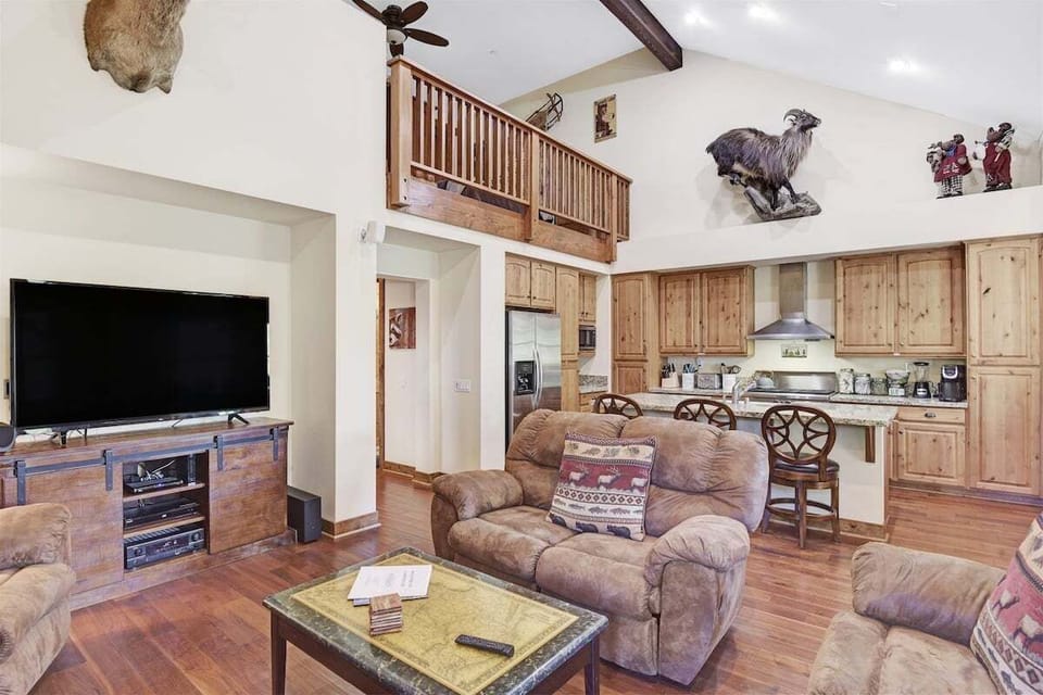 Lodges 1120- Bright Living Room with Vaulted Ceilings