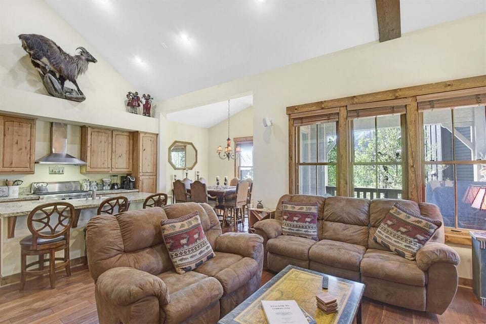 Lodges 1120- Spacious Open Floor Plan Living Room, Kitchen and Dining