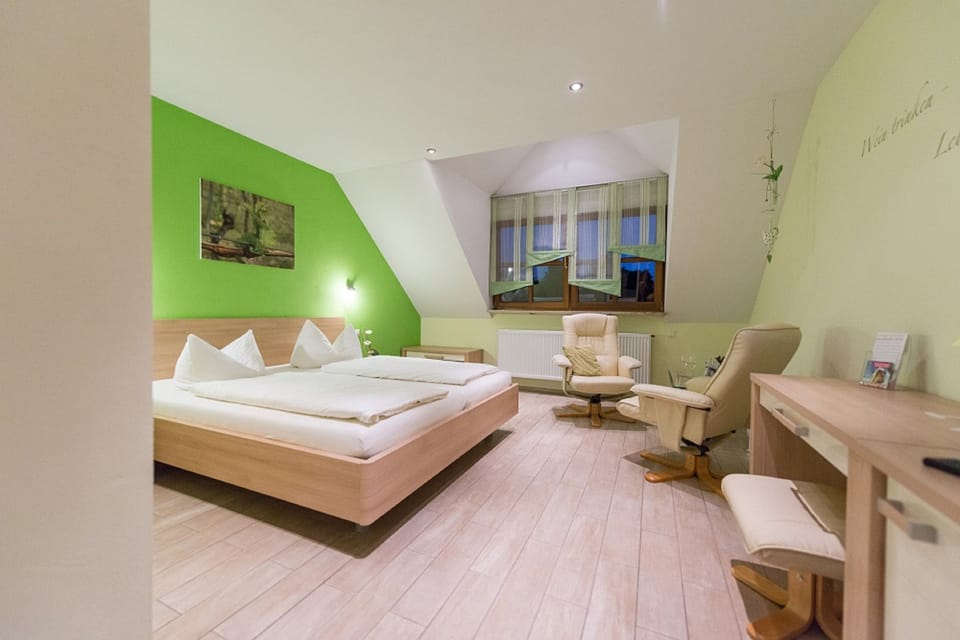 Double Room (Frühlingserwachen) | Free cribs/infant beds, free WiFi, bed sheets