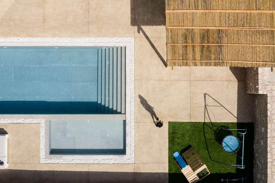 Stimulating pool surroundings. 