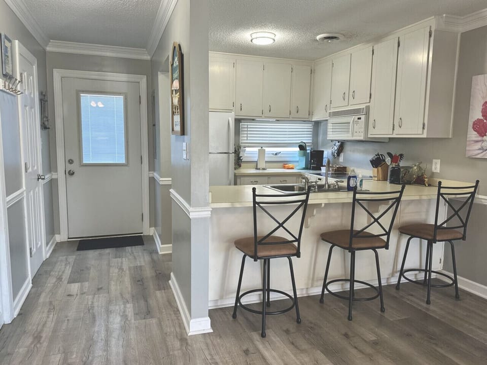 Full Kitchen with breakfast bar