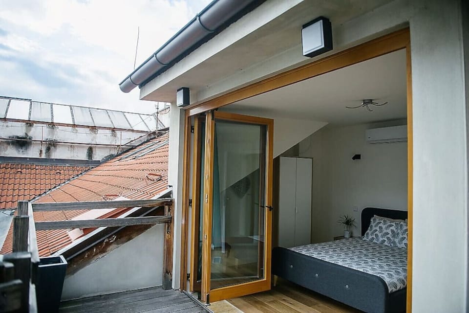 Fully retractable balcony doors