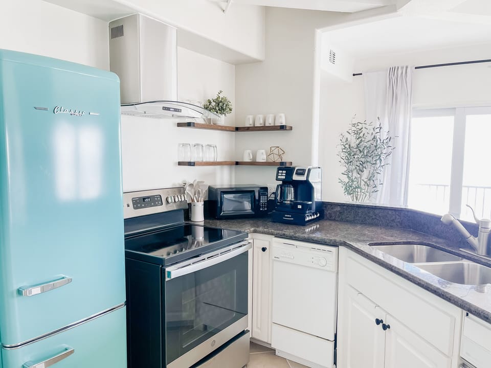 Beautiful kitchen with a vintage turquoise fridge and new appliances… 👩‍🍳
