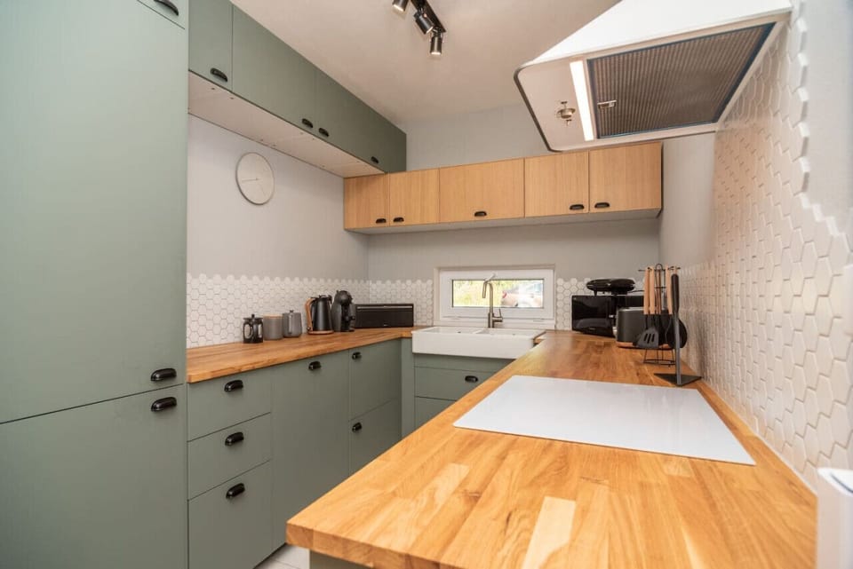 Kitchen with oven, microwave, fridge with separate freezer