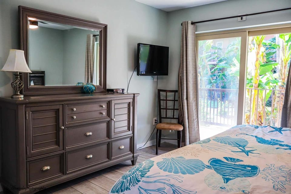 Furniture, Screen, Indoors, TV, Bed