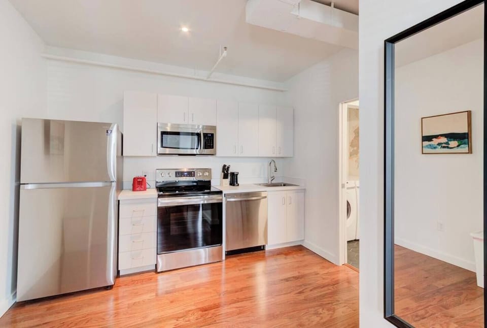 The fully equipped kitchen has all the basics to warm up leftovers or takeout food and even cook up a quick hearty meal. Pots, pans, salt, pepper, olive oil, and all that jazz you’ll need for your stay. And a dishwasher for added convenience.