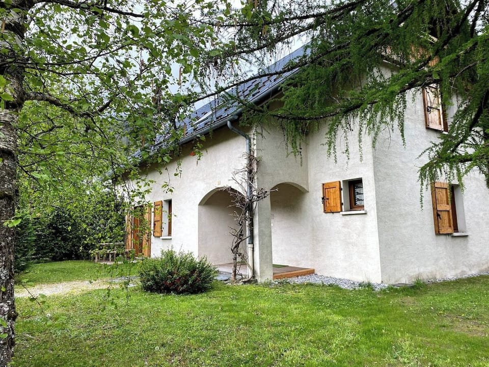 Ground floor apartment in Allemond a short walk to the Eau d’olle express ski lift with furnished garden and secure bike/ski store